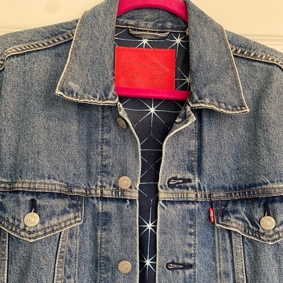 Levi’s Classic Jean Jacket - Picture 3 of 5